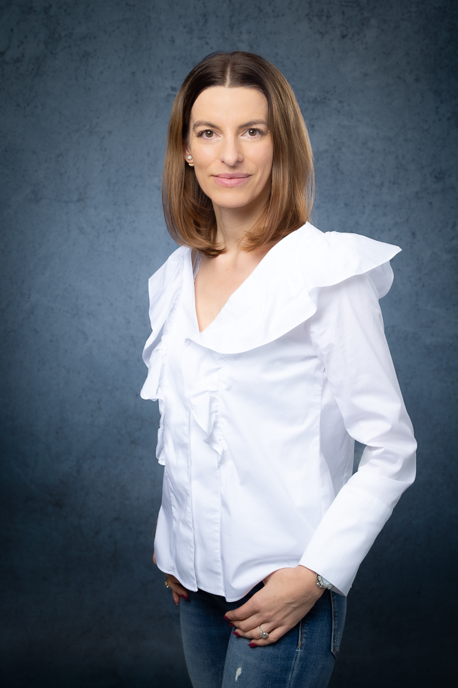Bewerbungsportrait: Dunkelhaarige Frau im blauen Blazer