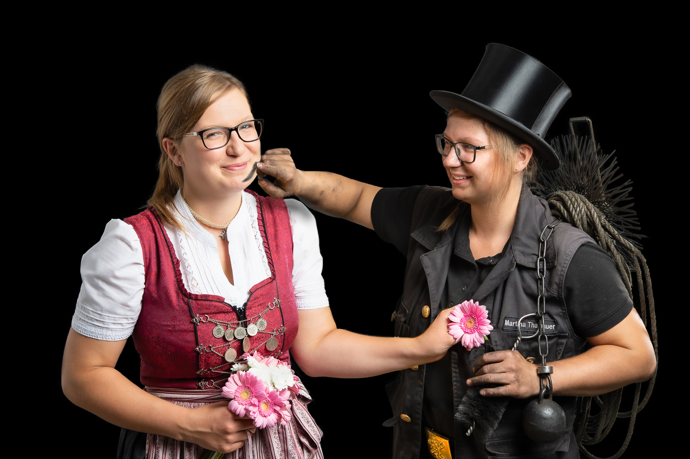 Frau einmal im Dirndl, einmal als Kaminkehrerin