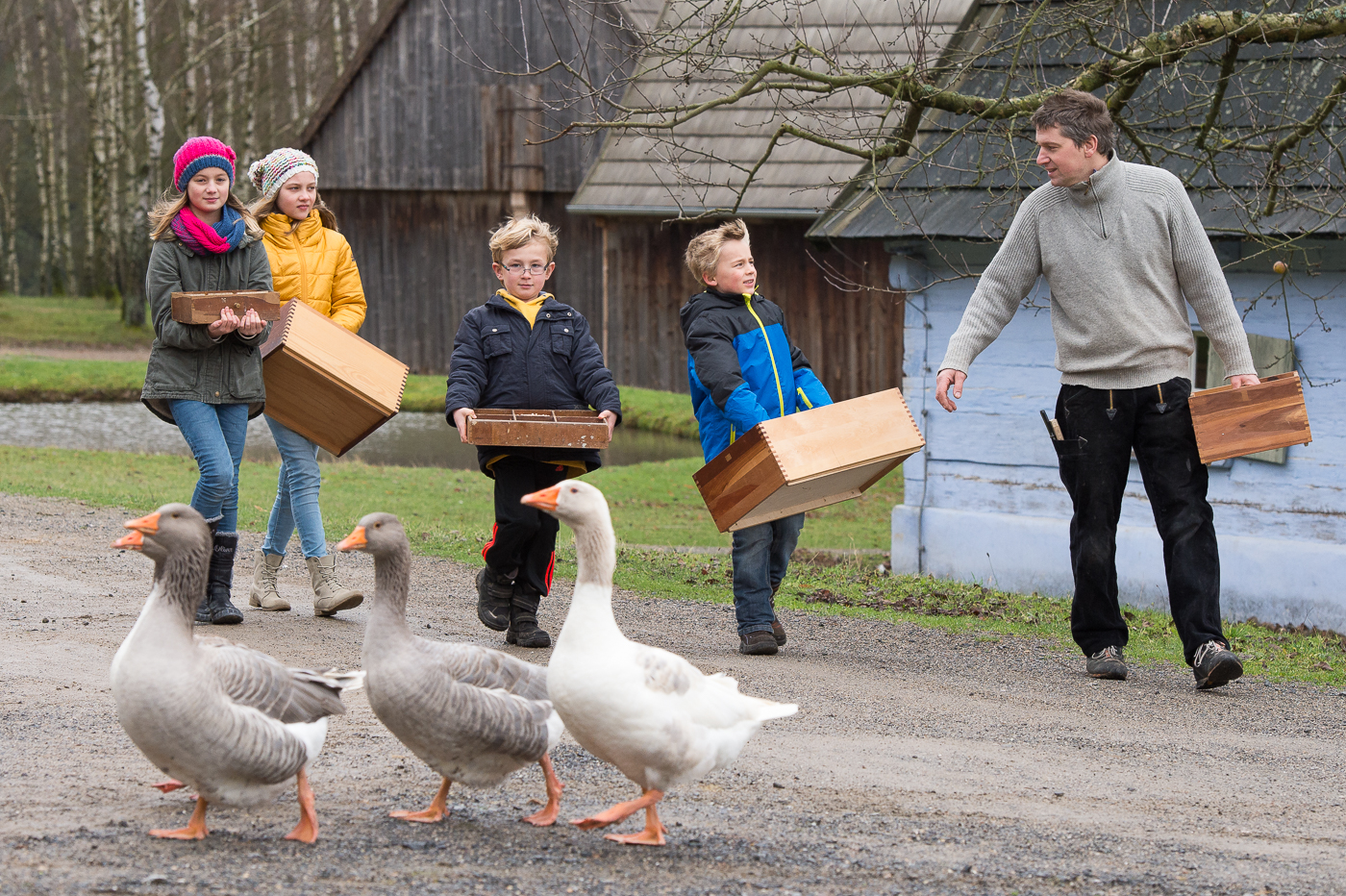 Kinder mit ihren selbstgebastelten Schatztruhen