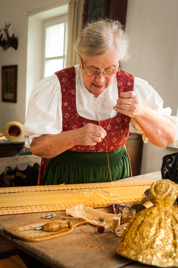 Goldhaubenstickerin Franziska Rettenbacher aus Simbach