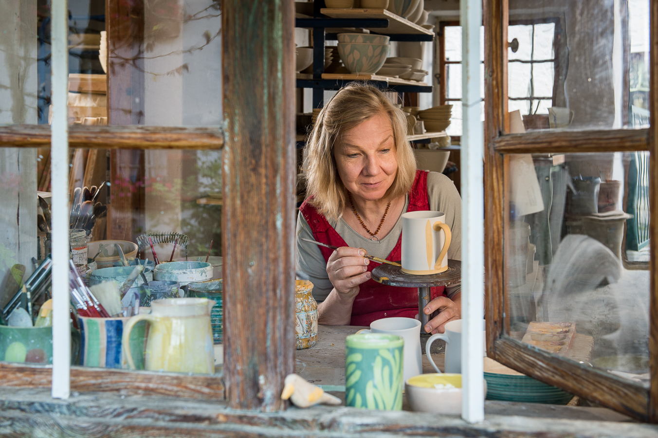 Keramikmeisterin Dorothea Hahn beim Glasieren