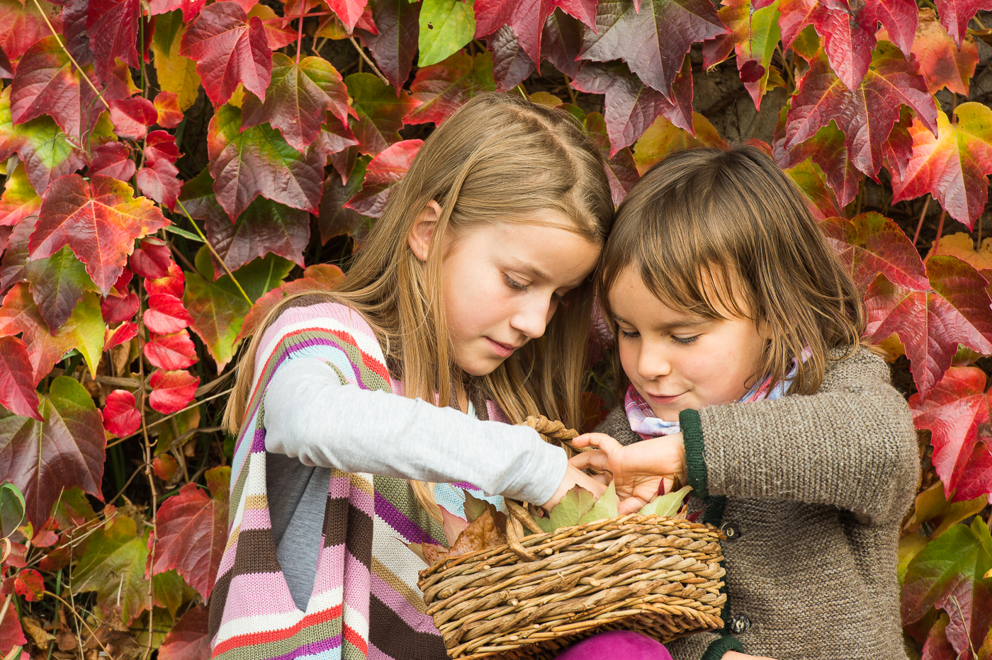 Mädchen mit Herbstblättern